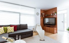 Two Bedroom Townhouse Within 10Min Walk From Beach